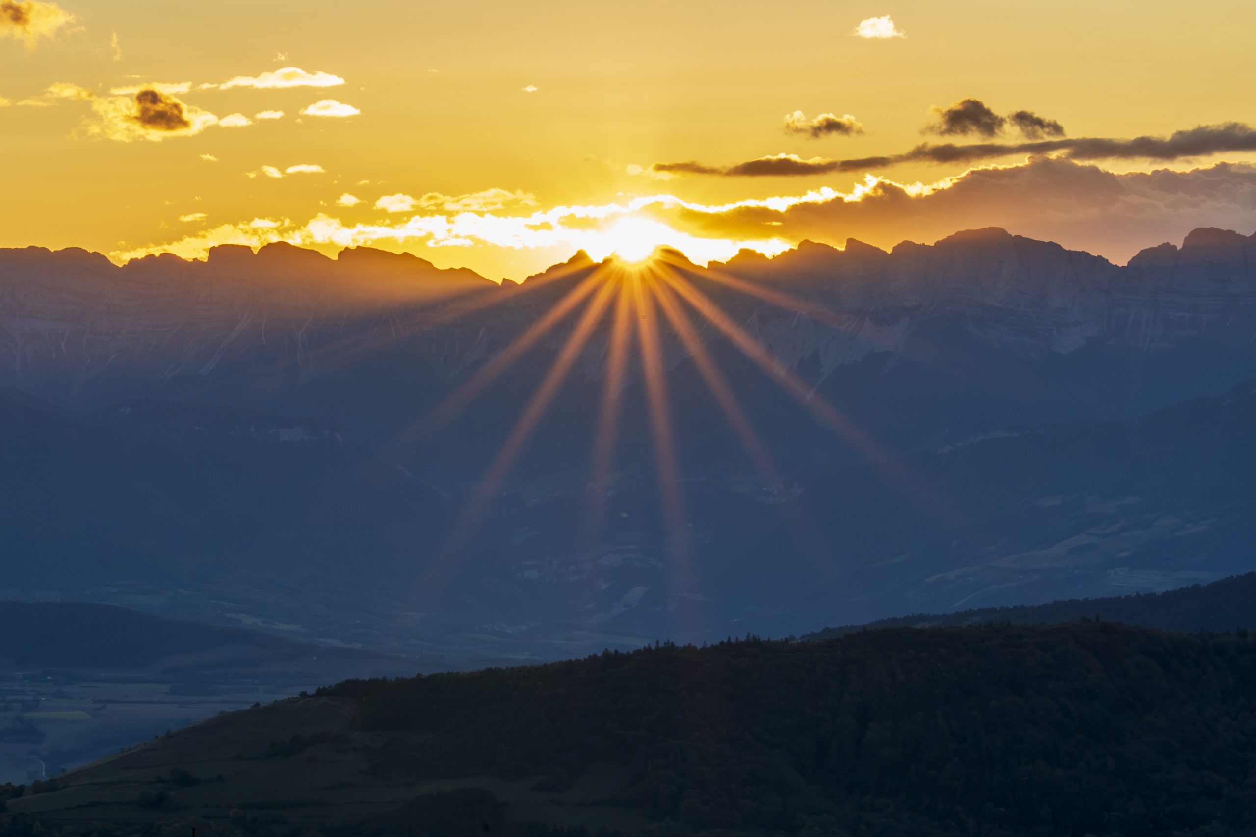 Coucher de soleil au-dessus du Vercors depuis le plateau matheysin, Isère