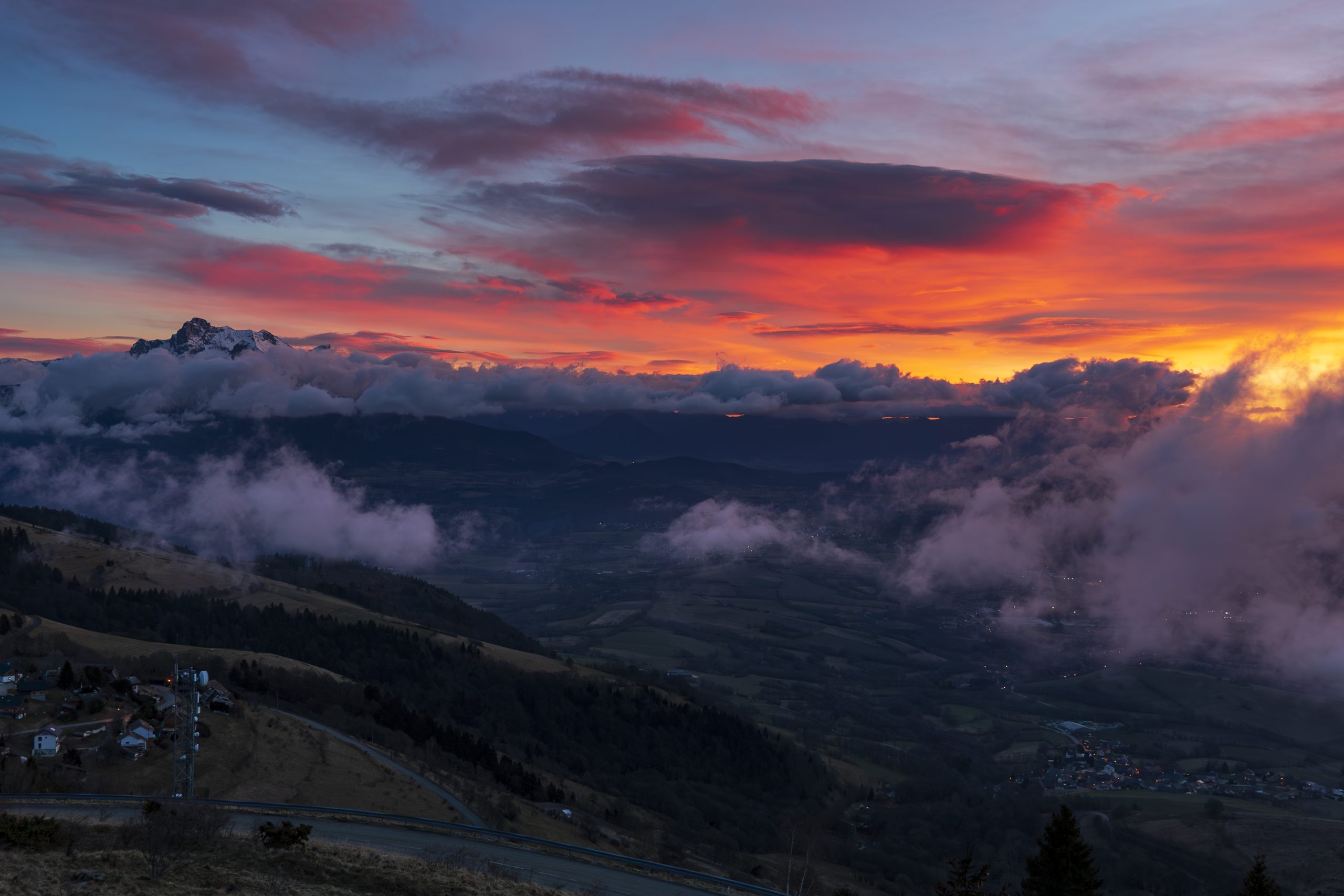 Coucher de soleil sur l'Obiou et le massif du Dévoluy depuis le plateau matheysin, Isère