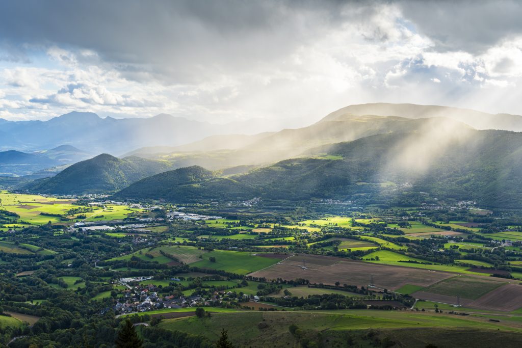 Douche de lumière entre les averses sur le plateau matheysin, Isère