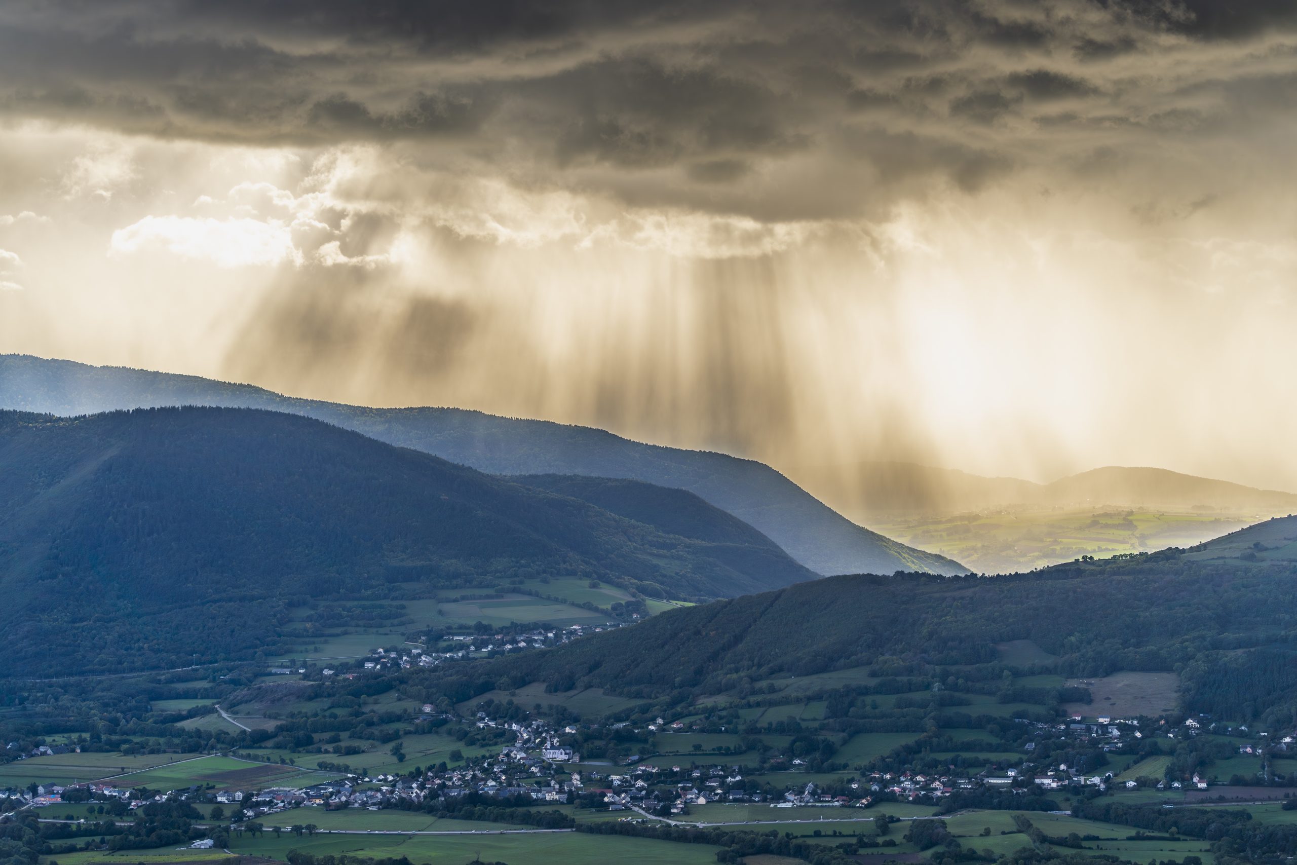 Douche de lumière entre les averses sur le plateau matheysin, Isère
