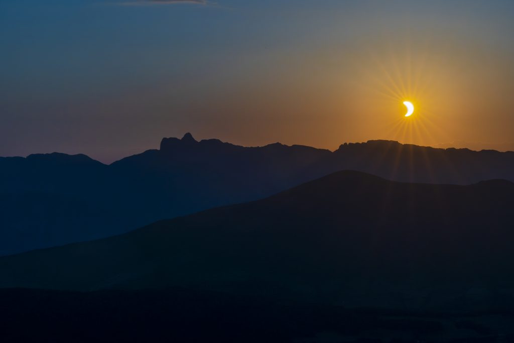 Eclipse de soleil du 12 aût 2026 au-dessus du Vercors depuis les hauteurs de la Matheysine, Isère