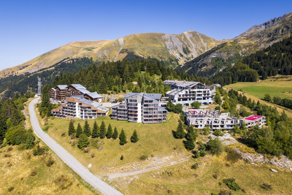 La station inachevée de La Chaud - Saint-Honoré 1500, en Matheysine, vue par drone
