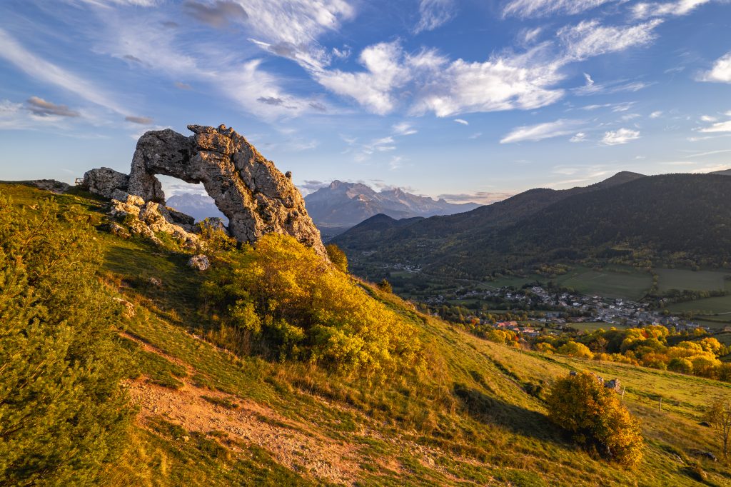 Lumières d'automne sur la Pierre Percée, merveille du Dauphiné, Matheysine, Isère